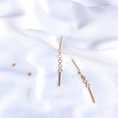 long gold earrings with chain and bar • 14ct gold plated
