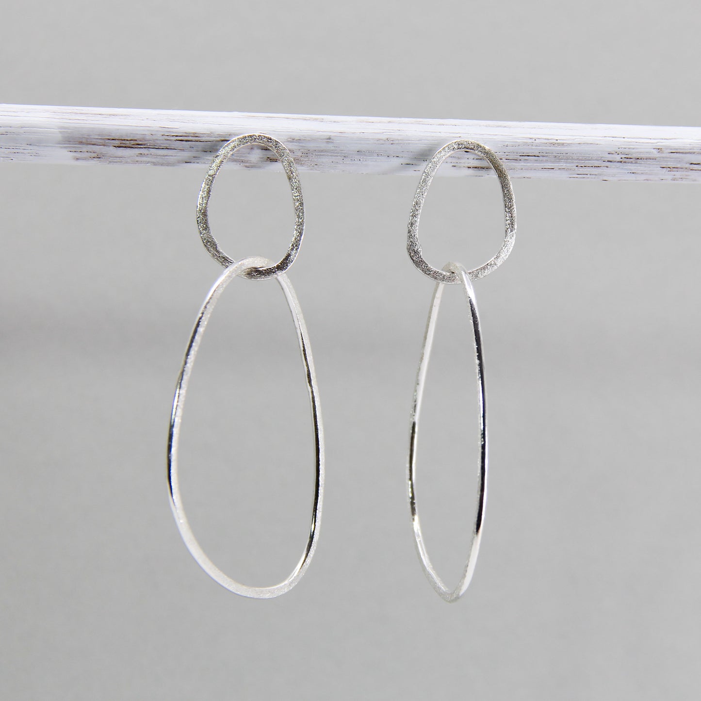 longues boucles d'oreilles pendantes minimalistes en argent sterling 925 avec une perle cube de lave noire