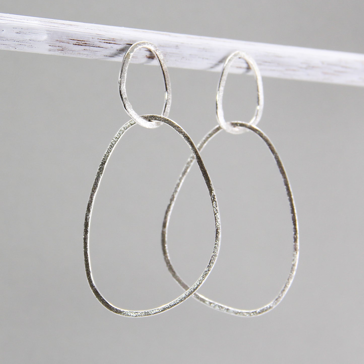 longues boucles d'oreilles pendantes minimalistes en argent sterling 925 avec une perle cube de lave noire
