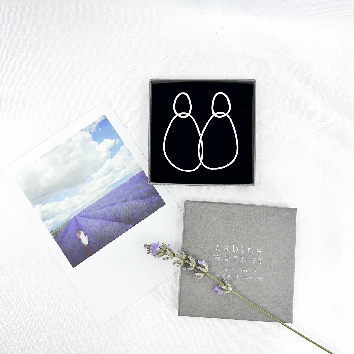 longues boucles d'oreilles pendantes minimalistes en argent sterling 925 avec une perle cube de lave noire