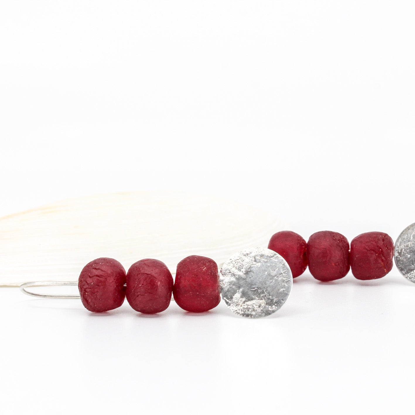 Lange Ohrhänger aus Sterlingsilber mit roten afrikanischen Glasperlen