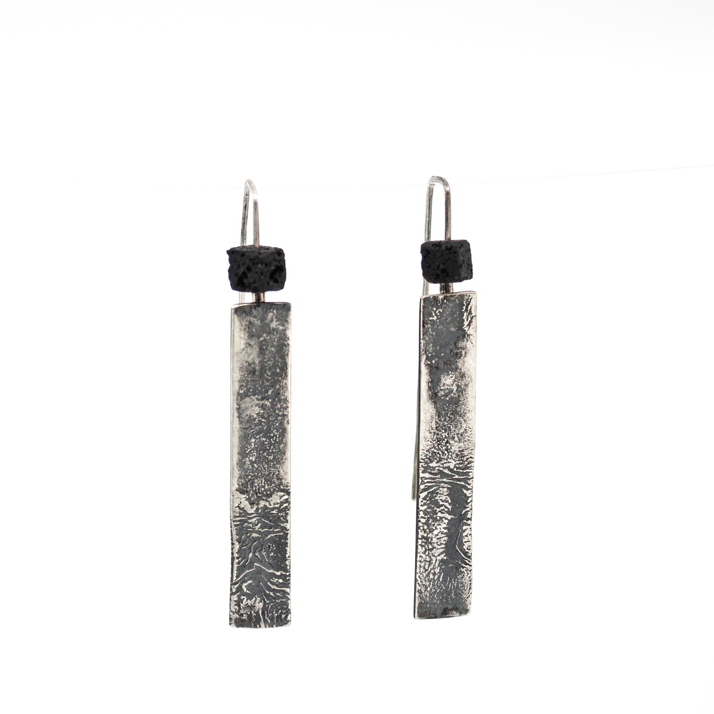 longues boucles d'oreilles pendantes minimalistes en argent sterling 925 avec une perle cube de lave noire