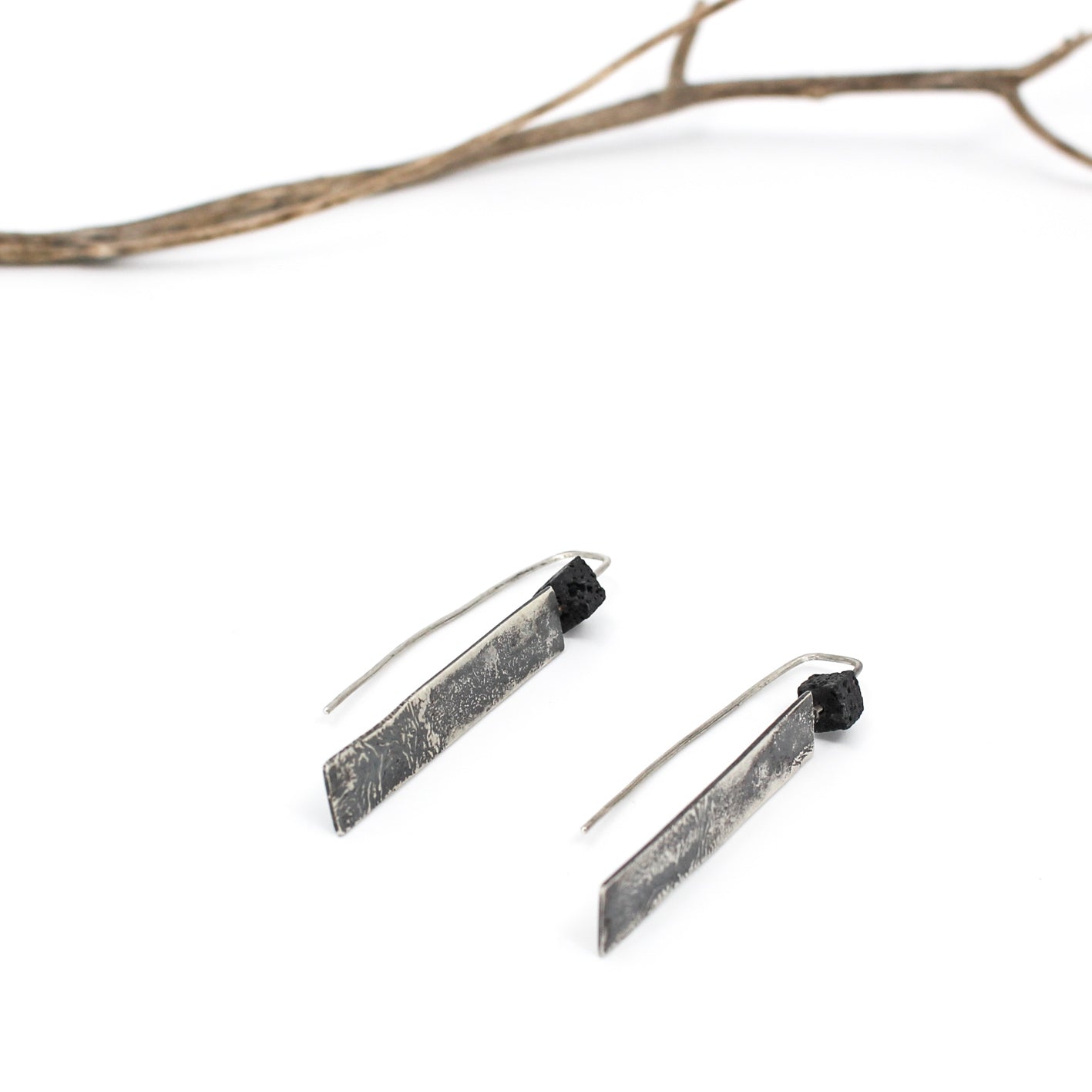 longues boucles d'oreilles pendantes minimalistes en argent sterling 925 avec une perle cube de lave noire