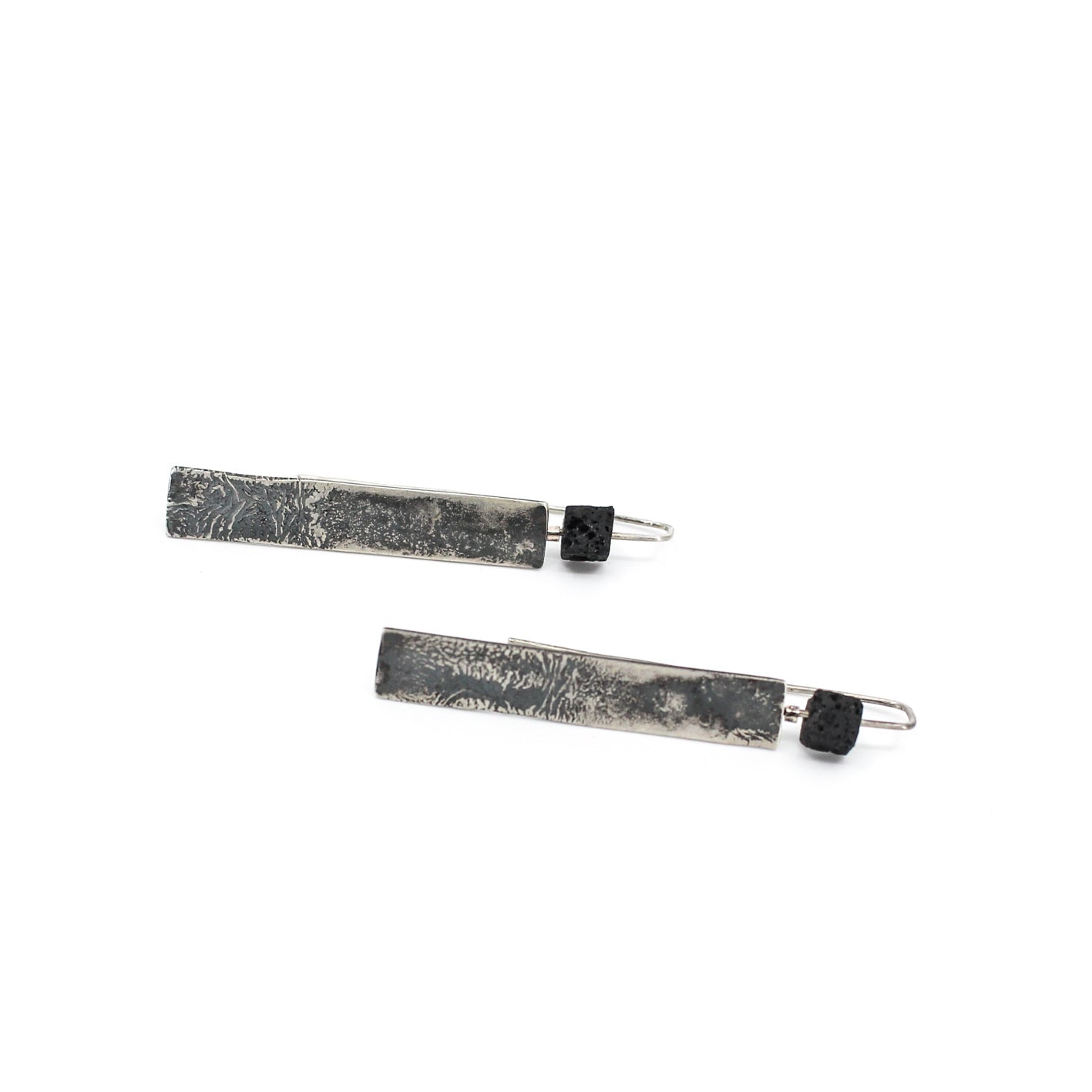 longues boucles d'oreilles pendantes minimalistes en argent sterling 925 avec une perle cube de lave noire