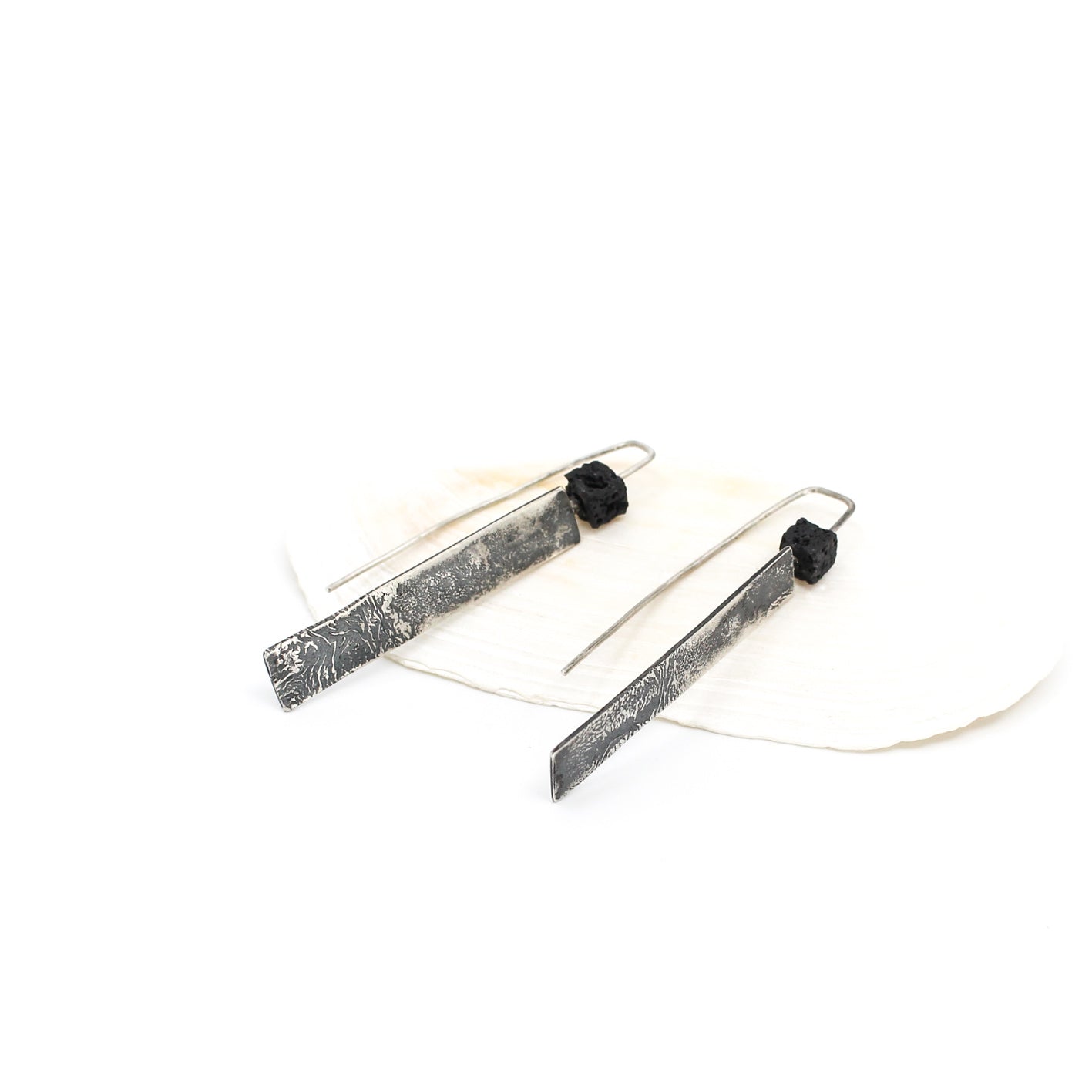 longues boucles d'oreilles pendantes minimalistes en argent sterling 925 avec une perle cube de lave noire