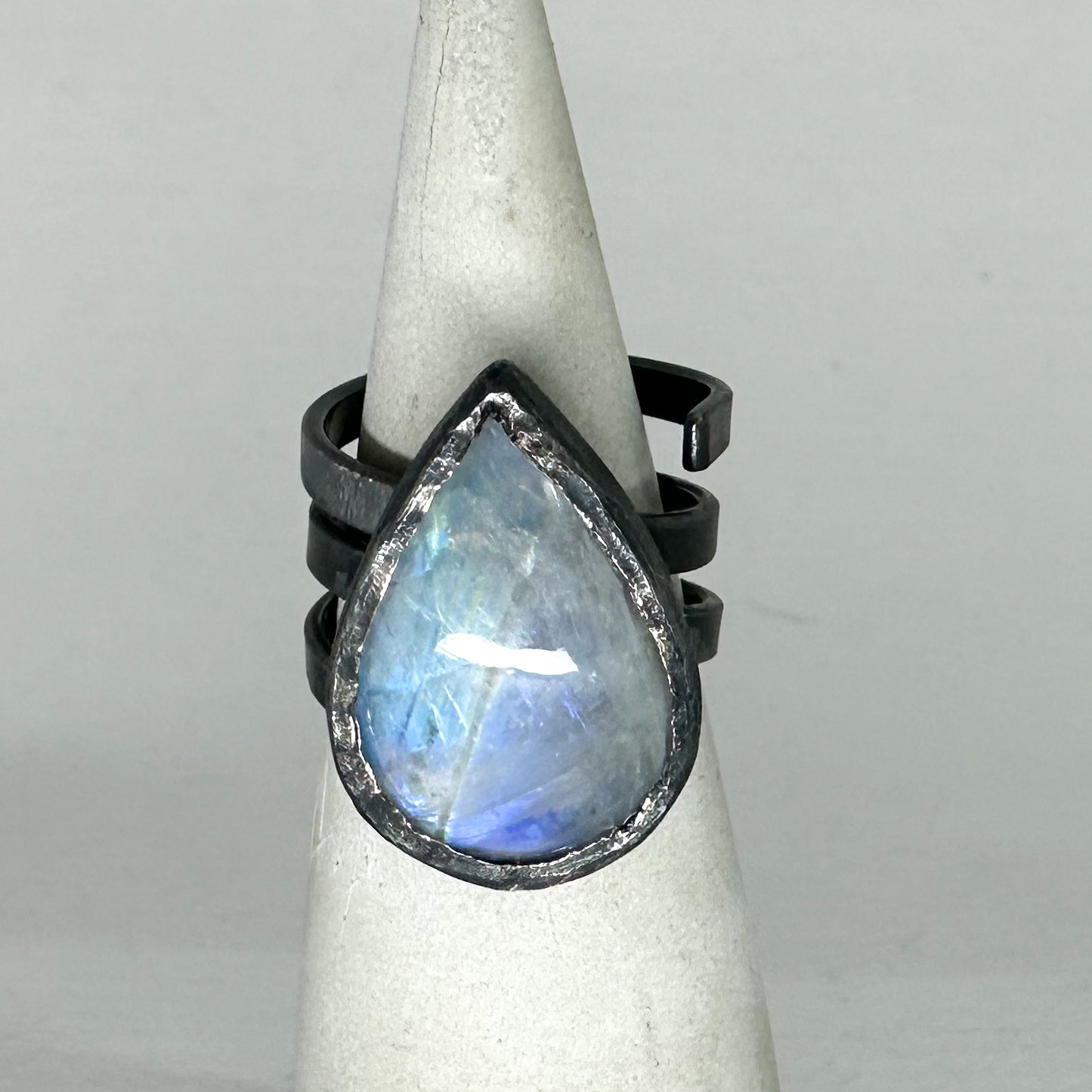 Verstellbarer Statement-Ring mit Mondstein – Oxidiertes Sterlingsilber, Tropfenform