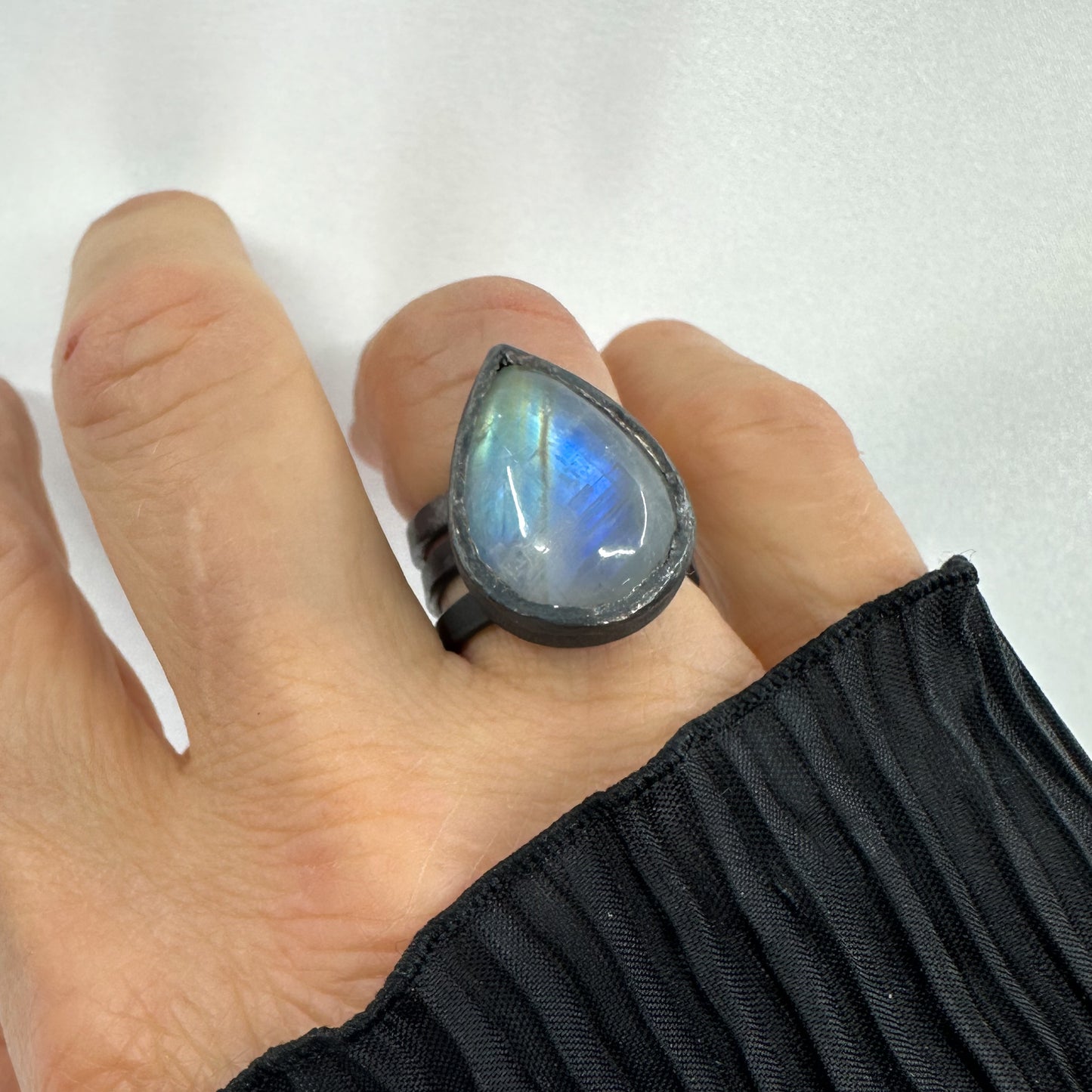 Verstellbarer Statement-Ring mit Mondstein – Oxidiertes Sterlingsilber, Tropfenform