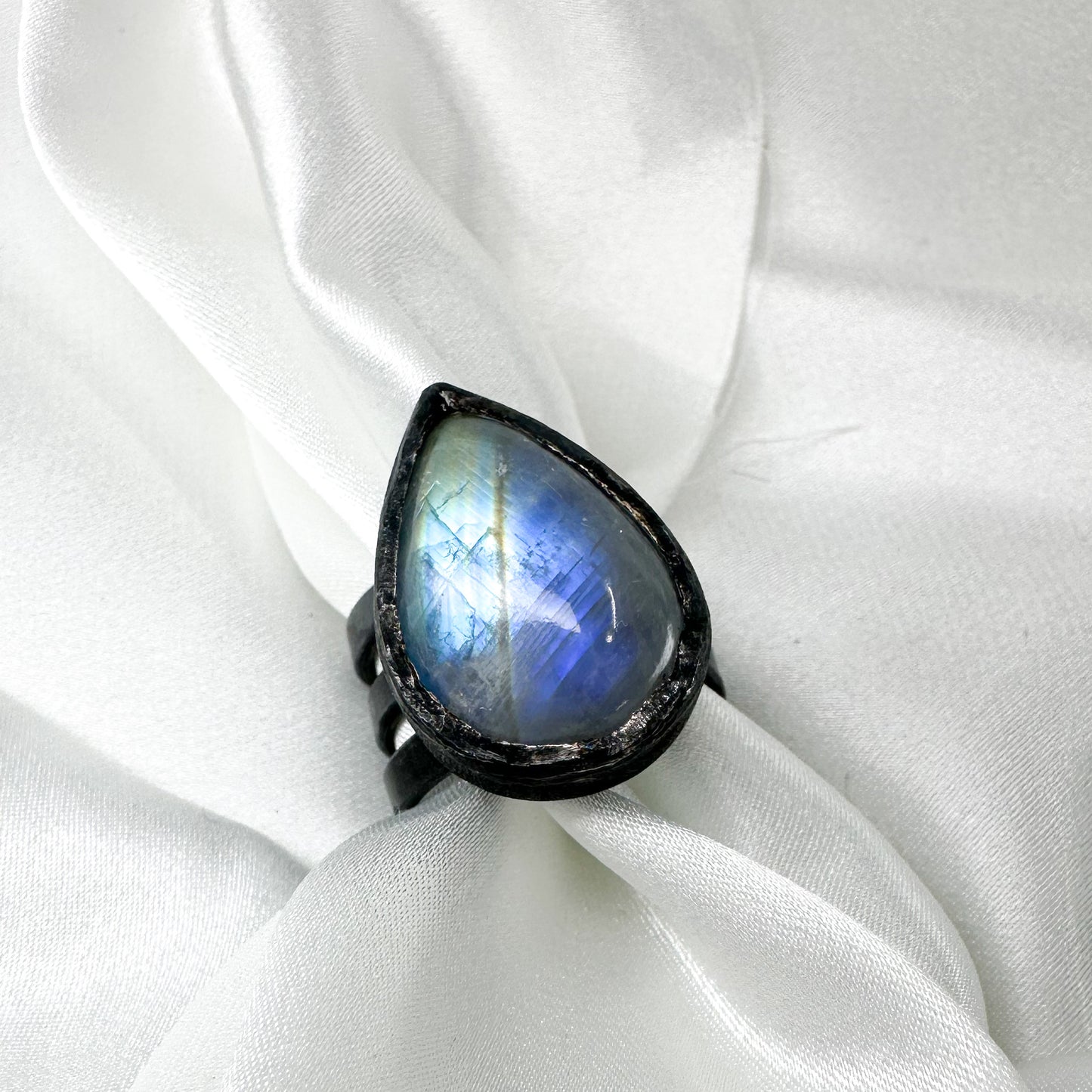 Verstellbarer Statement-Ring mit Mondstein – Oxidiertes Sterlingsilber, Tropfenform