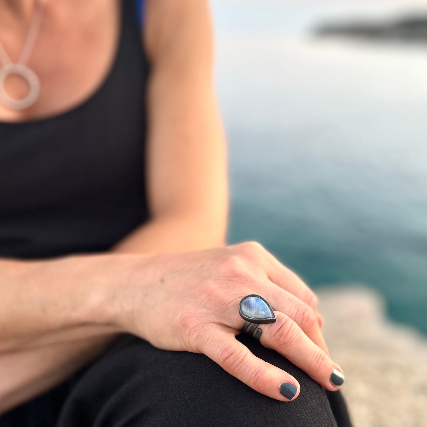 Verstellbarer Statement-Ring mit Mondstein – Oxidiertes Sterlingsilber, Tropfenform