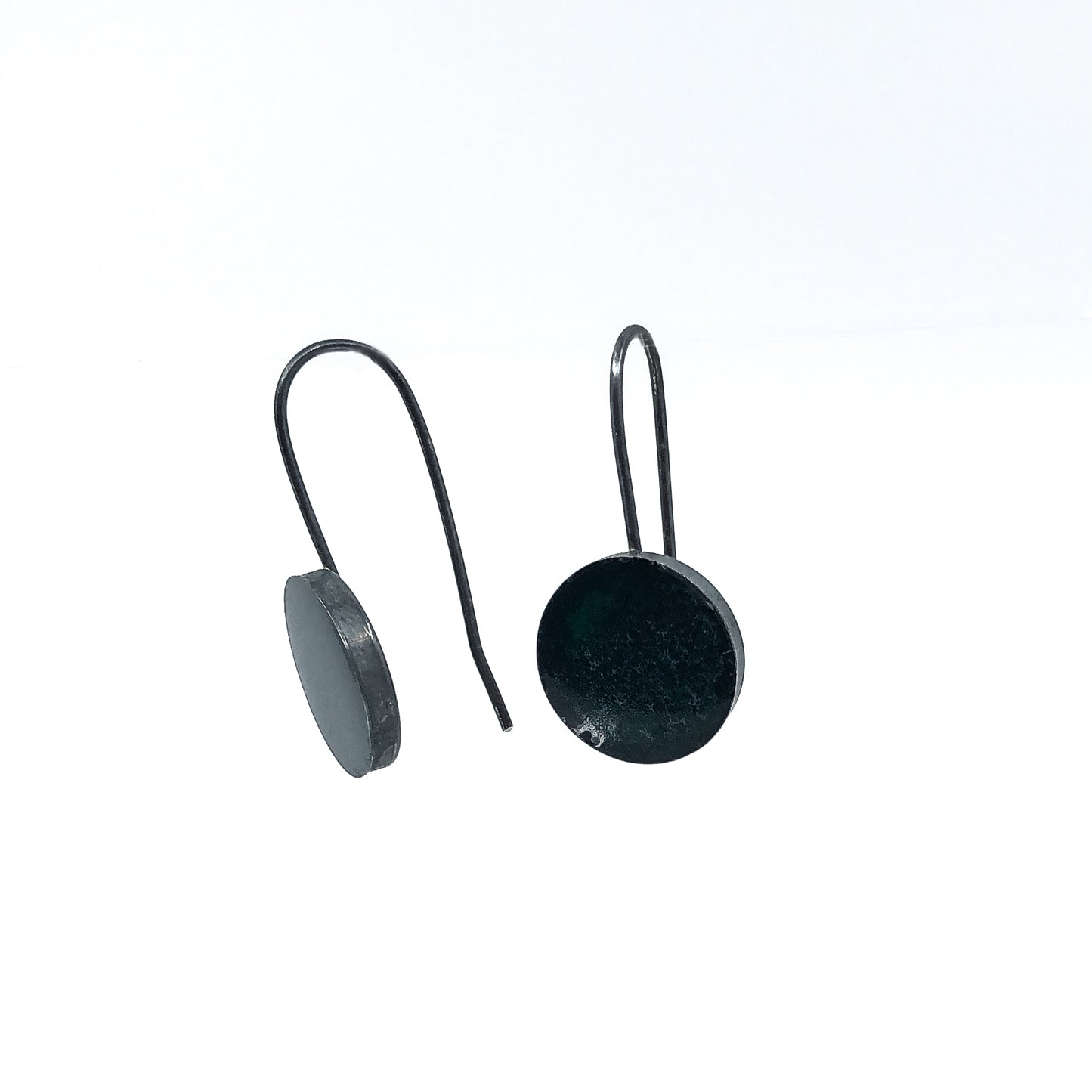 minimalistische, schlichte Ohrhänger aus oxidiertem 925er Sterlingsilber, gefüllt mit dunkelgrünem, fast schwarzem Harz