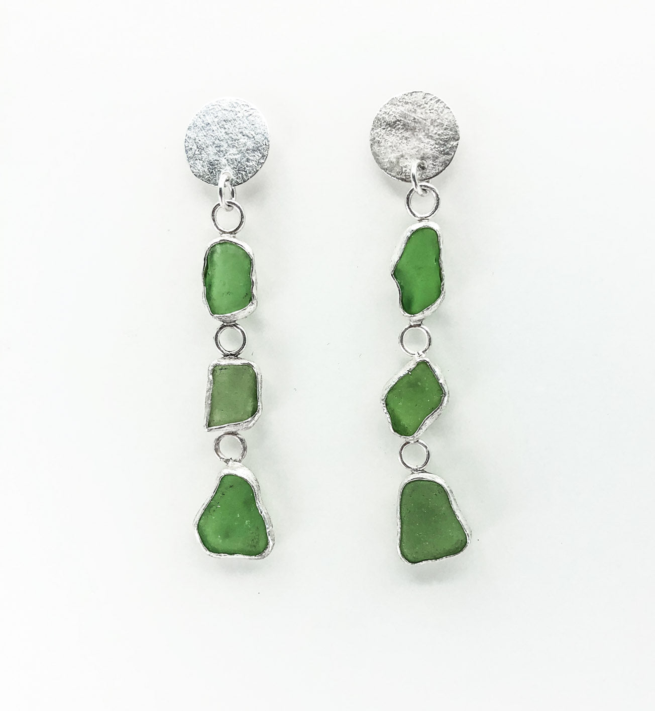 Lange grüne baumelnde Ohrringe aus Seeglas mit strukturierter Scheibe aus 925er Sterlingsilber