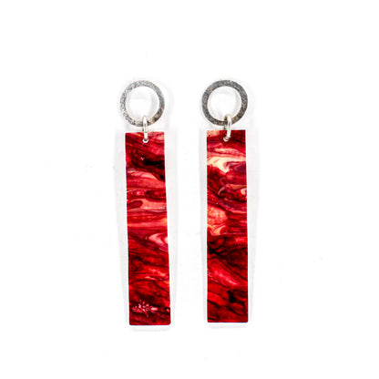 lange baumelnde Ohrringe • Kreis aus gehämmertem Sterlingsilber • rot marmoriertes KunstHarzelement 