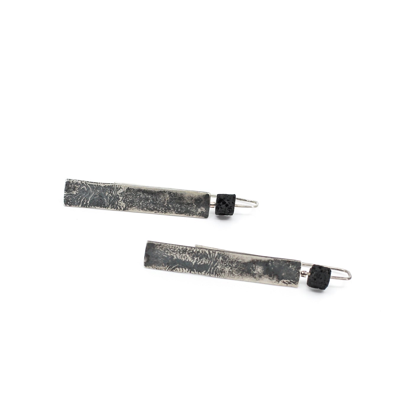 Lange, minimalistische Ohrhänger aus 925er Sterlingsilber mit einer schwarzen Lavawürfelperle 