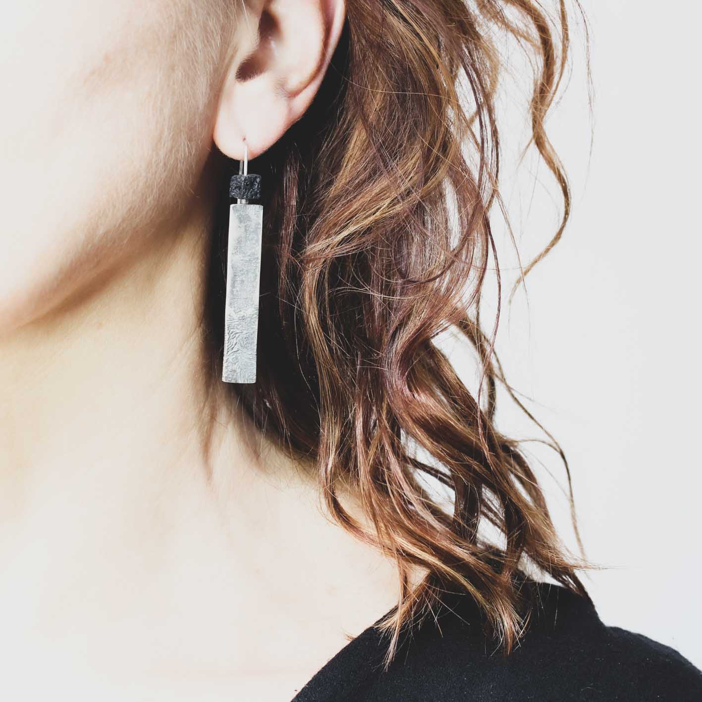 Lange, minimalistische Ohrhänger aus 925er Sterlingsilber mit einer schwarzen Lavawürfelperle 