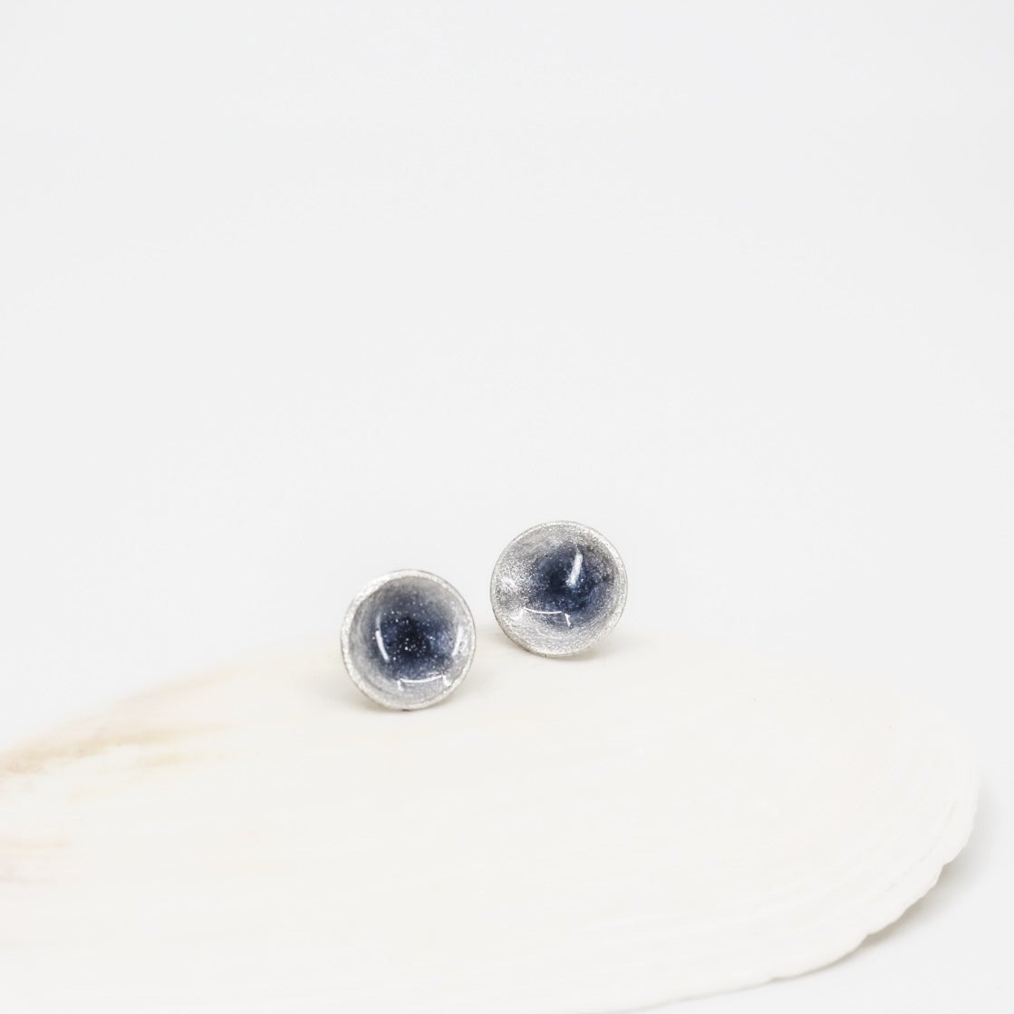 Blaugraue, runde, kleine Ohrstecker aus 925er Öko-Sterlingsilber mit Harzbeschichtung 