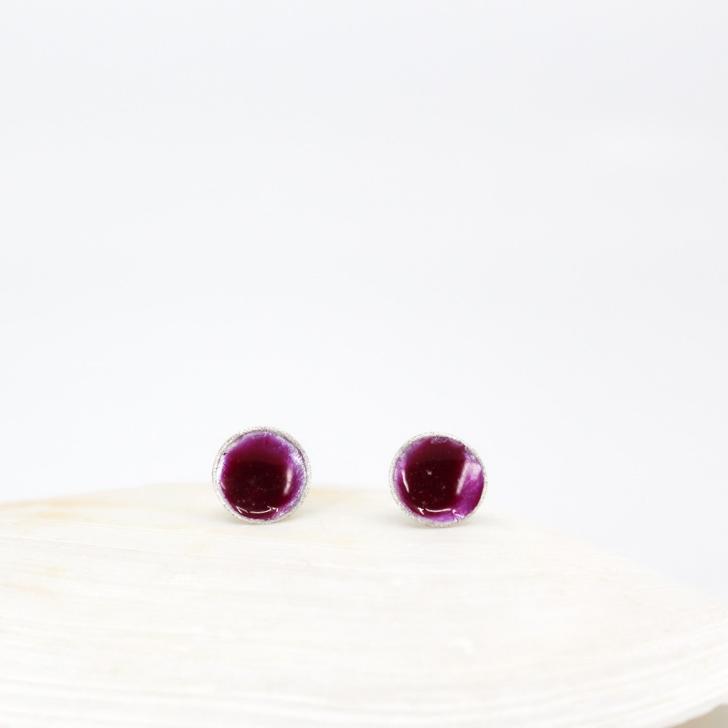 petites puces d'oreilles rondes en argent 925/1000e remplies de résine violette mauve