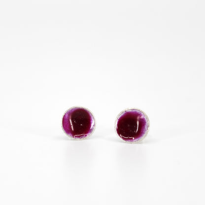 petites puces d'oreilles rondes en argent 925/1000e remplies de résine violette mauve