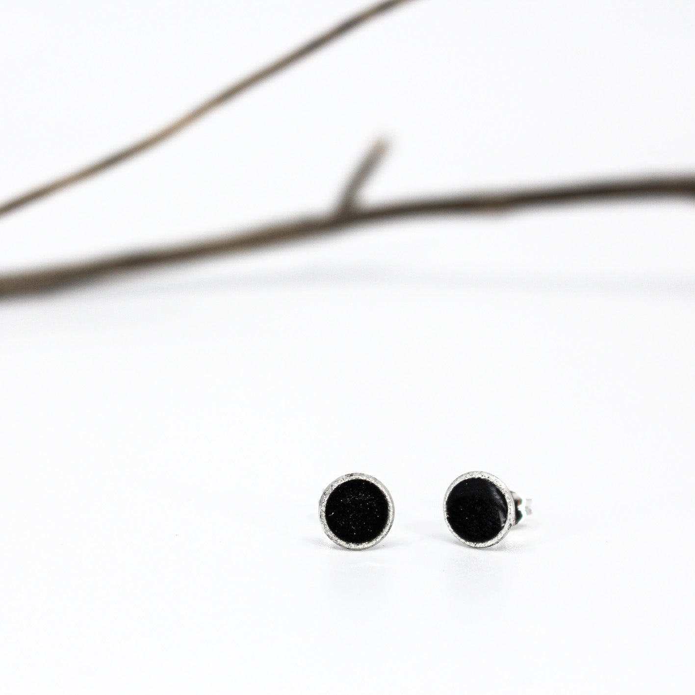 petites boucles d'oreilles rondes minimalistes en argent sterling avec résine blanche ou grise ou noire