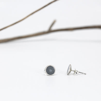 kleine minimalistische runde Ohrstecker aus Sterlingsilber mit weißem, grauem oder schwarzem Harz