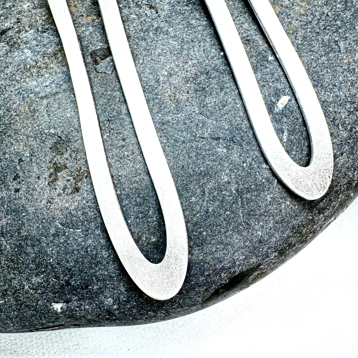 Moderne Herz-Ohrstecker aus Sterlingsilber