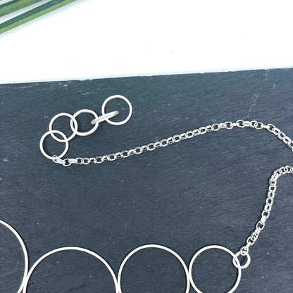 collier géométrique en argent avec cercles ronds et chaîne réglable
