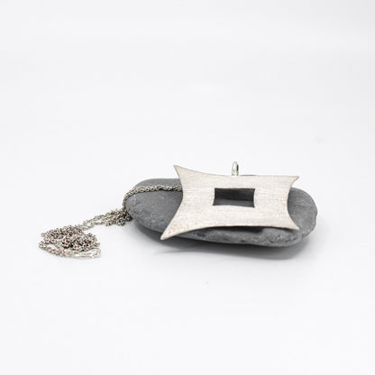 Lange minimalistische Statement-Kette mit quadratischem Silberanhänger aus 925er Öko-Sterlingsilber 