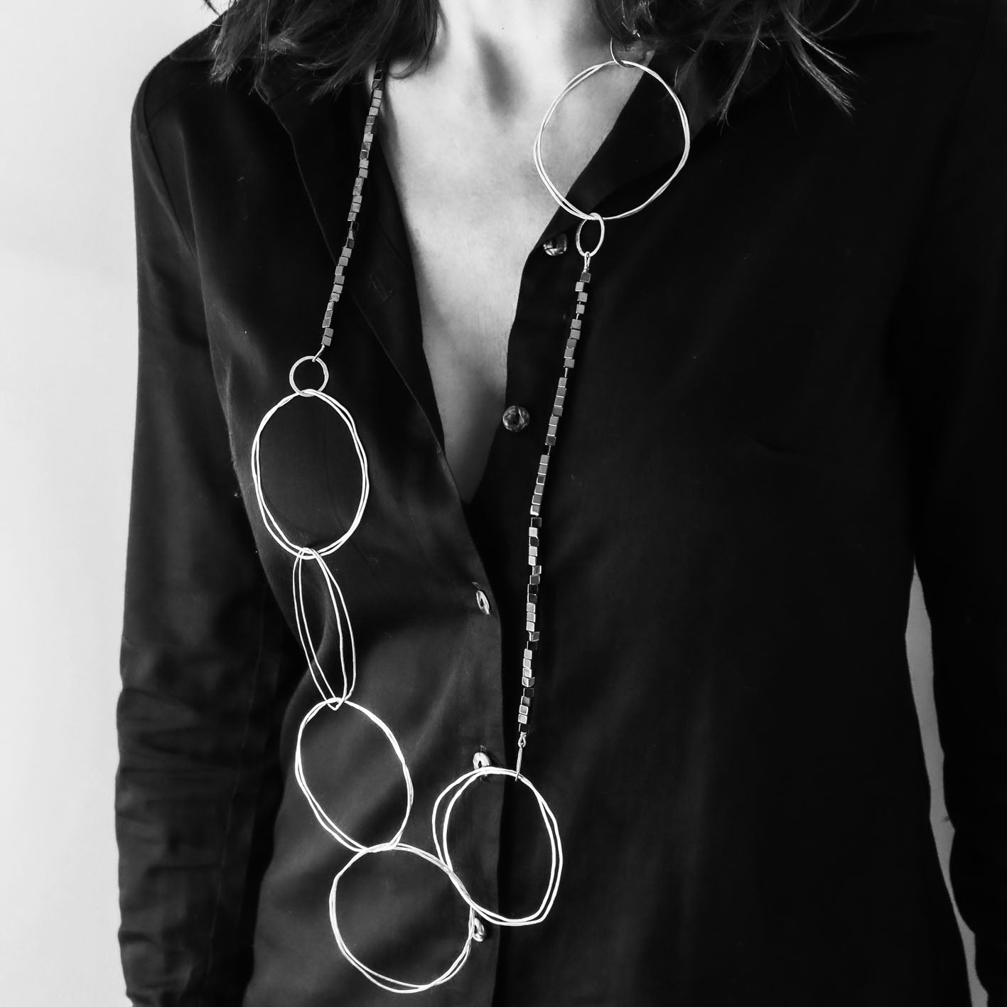 collier de déclaration minimaliste extra long avec des cubes d'hématite et des anneaux en argent sterling