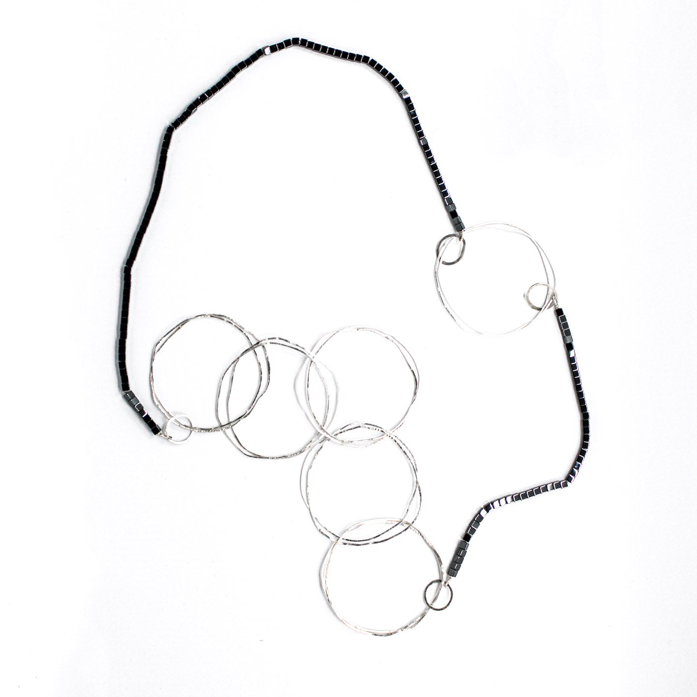 collier de déclaration minimaliste extra long avec des cubes d'hématite et des anneaux en argent sterling