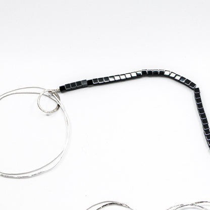 collier de déclaration minimaliste extra long avec des cubes d'hématite et des anneaux en argent sterling