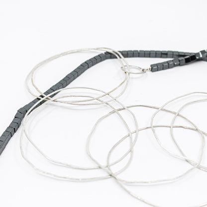 extra lange minimalistische Halskette mit Hämatitwürfeln und grossen Ringen aus 925 Sterlingsilber 