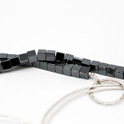 collier de déclaration minimaliste extra long avec des cubes d'hématite et des anneaux en argent sterling