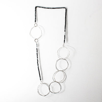 collier de déclaration minimaliste extra long avec des cubes d'hématite et des anneaux en argent sterling