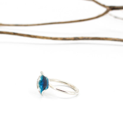 minimalistischer blauer Ring aus 925er Öko-Sterlingsilber, beschichtet mit ozeanblauem Harz 