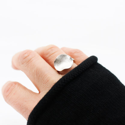 Kleiner, organisch geformter Statement-Ring aus 925er Öko-Sterlingsilber 