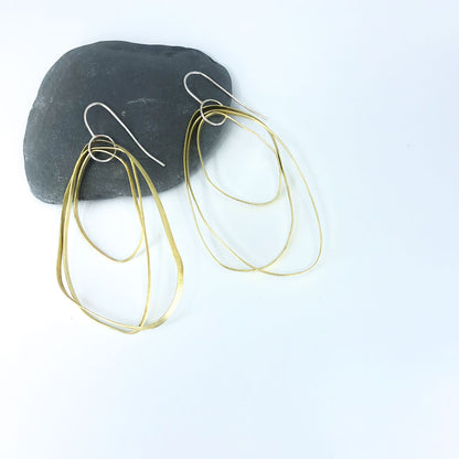 longues boucles d'oreilles pendantes en laiton avec crochet en argent sterling • trois éléments de forme libre texturés