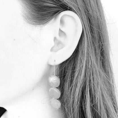 Lange graue Ohrhänger aus Sterlingsilber mit drei runden KunstHarzelementen 