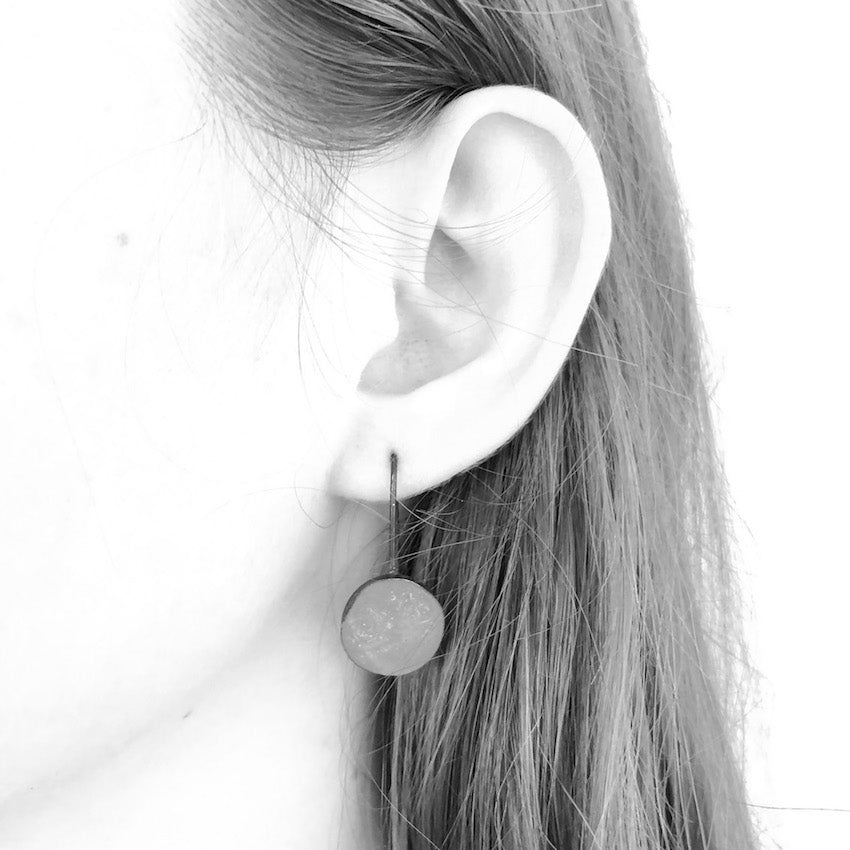 Kurze, minimalistische graue Ohrhänger aus oxidiertem Sterlingsilber und KunstHarz