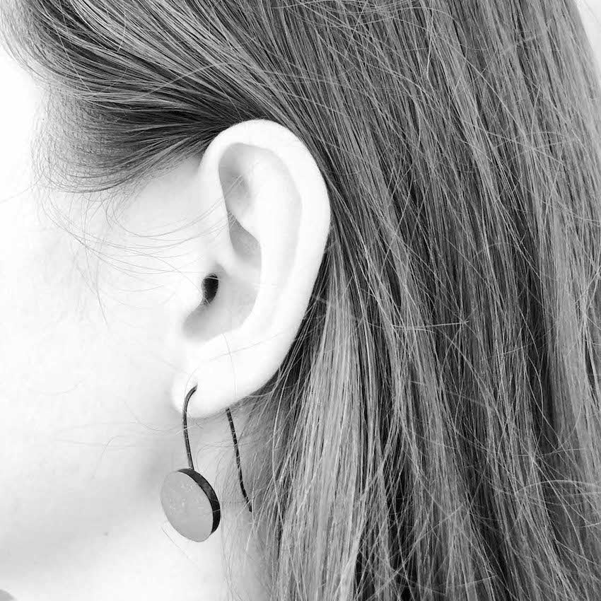 Kurze, minimalistische graue Ohrhänger aus oxidiertem Sterlingsilber und KunstHarz