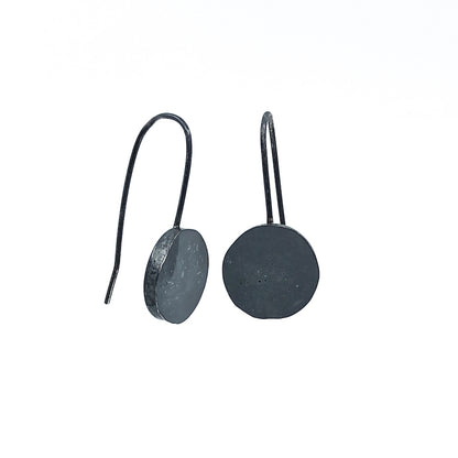 Kurze, minimalistische graue Ohrhänger aus oxidiertem Sterlingsilber und KunstHarz