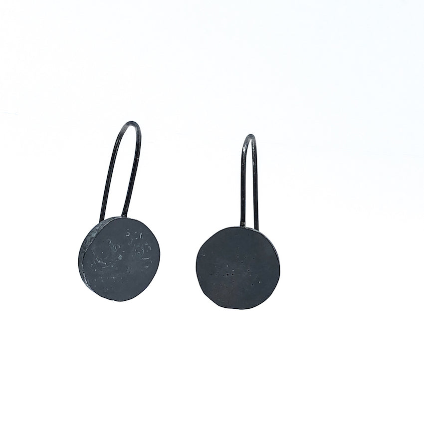 Kurze, minimalistische graue Ohrhänger aus oxidiertem Sterlingsilber und KunstHarz
