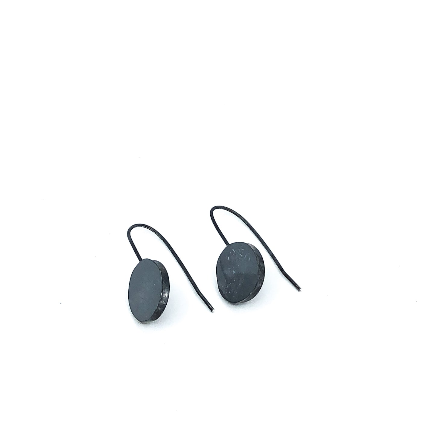 Kurze, minimalistische graue Ohrhänger aus oxidiertem Sterlingsilber und KunstHarz