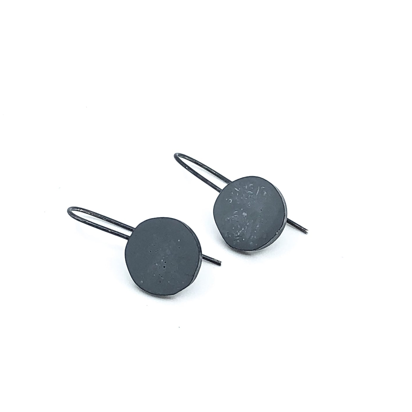 Kurze, minimalistische graue Ohrhänger aus oxidiertem Sterlingsilber und KunstHarz