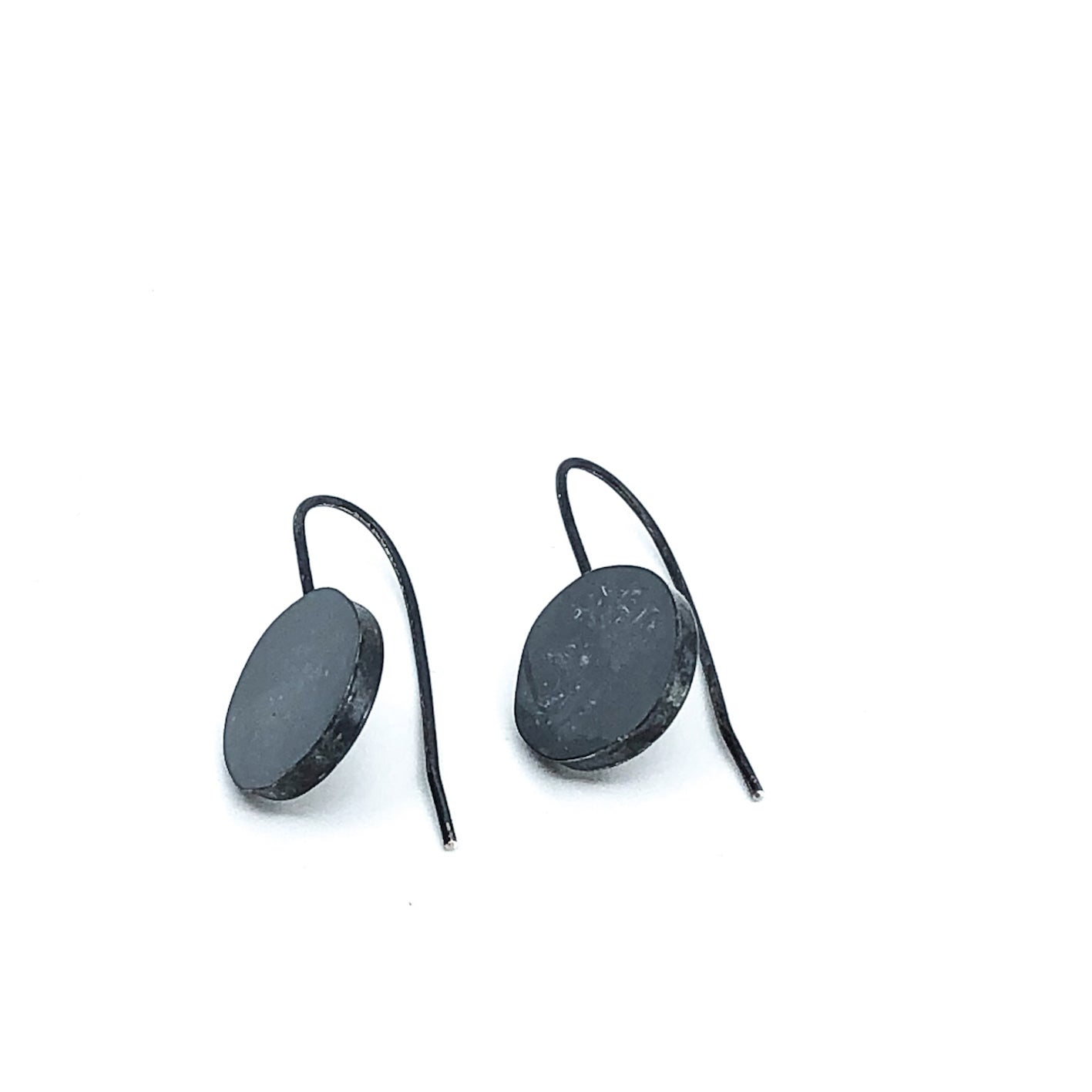 Kurze, minimalistische graue Ohrhänger aus oxidiertem Sterlingsilber und KunstHarz