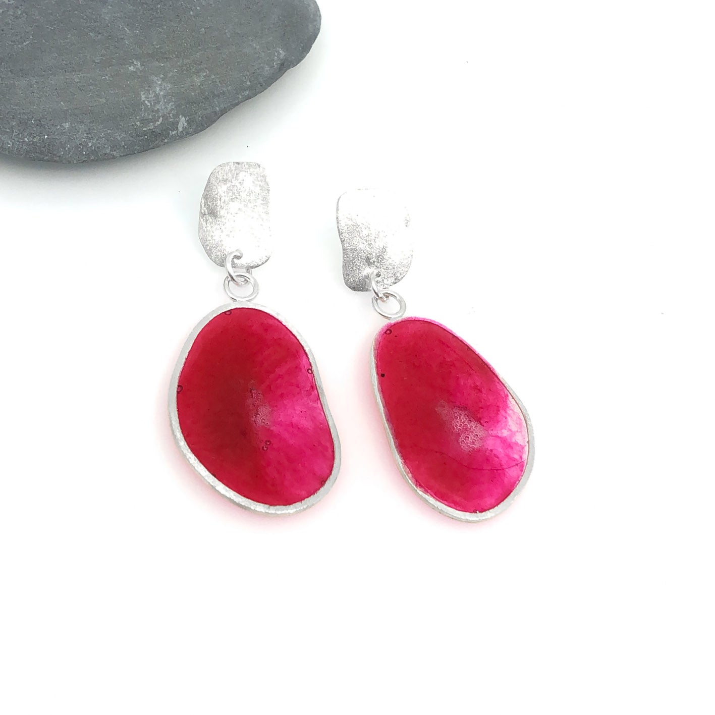 dark pink dangling earrings • 925 sterling silver and resin