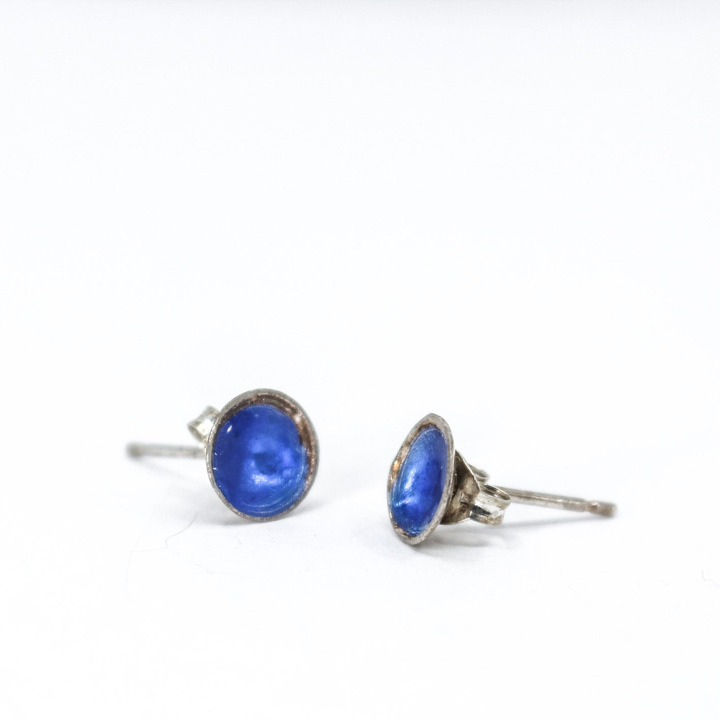 small blue round small studs in 925 eco sterling silver • resin coated