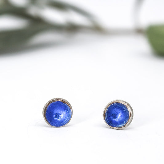 small blue round small studs in 925 eco sterling silver • resin coated