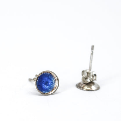 small blue round small studs in 925 eco sterling silver • resin coated