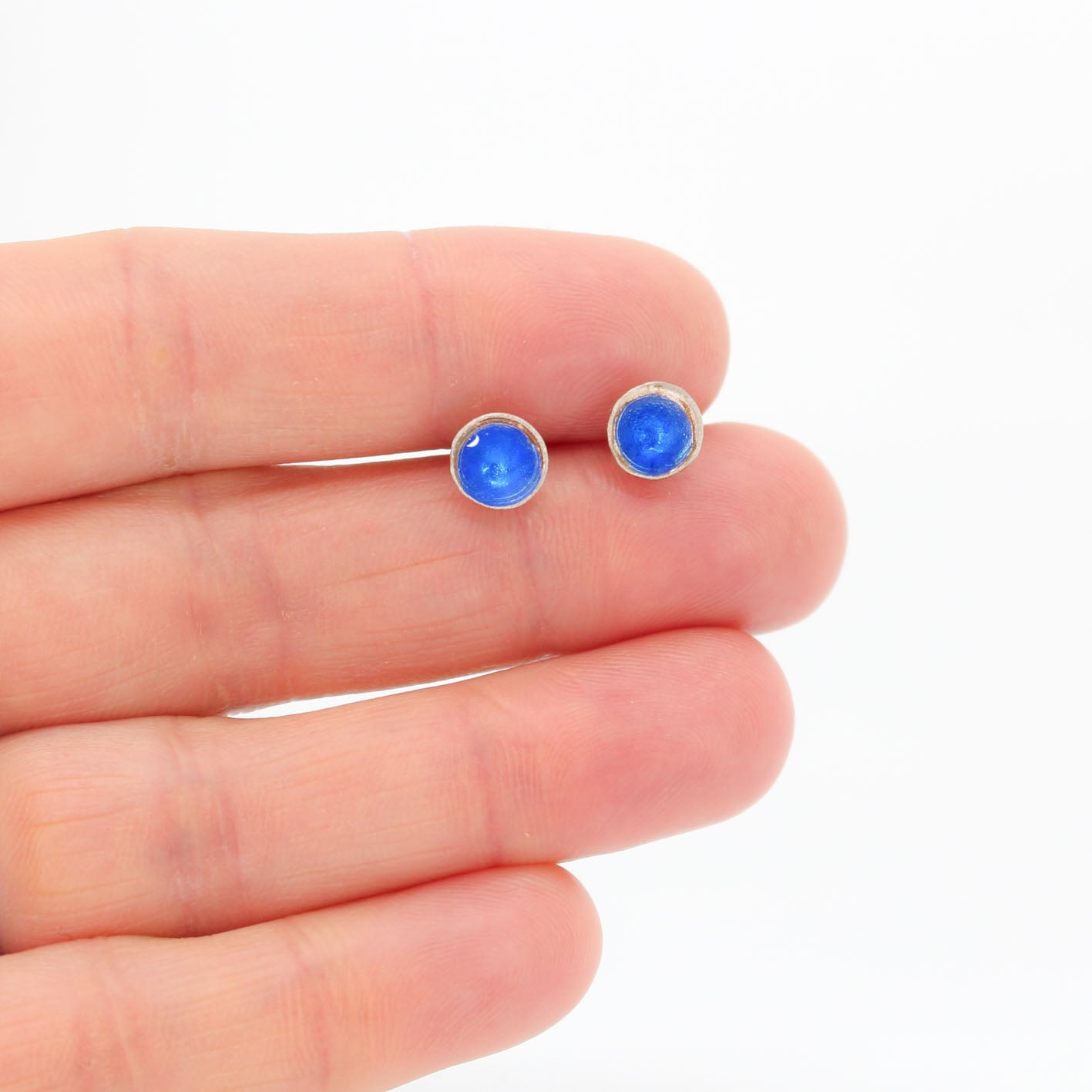 kleine blaue runde kleine Ohrstecker aus 925er Öko-Sterlingsilber • harzbeschichtet 