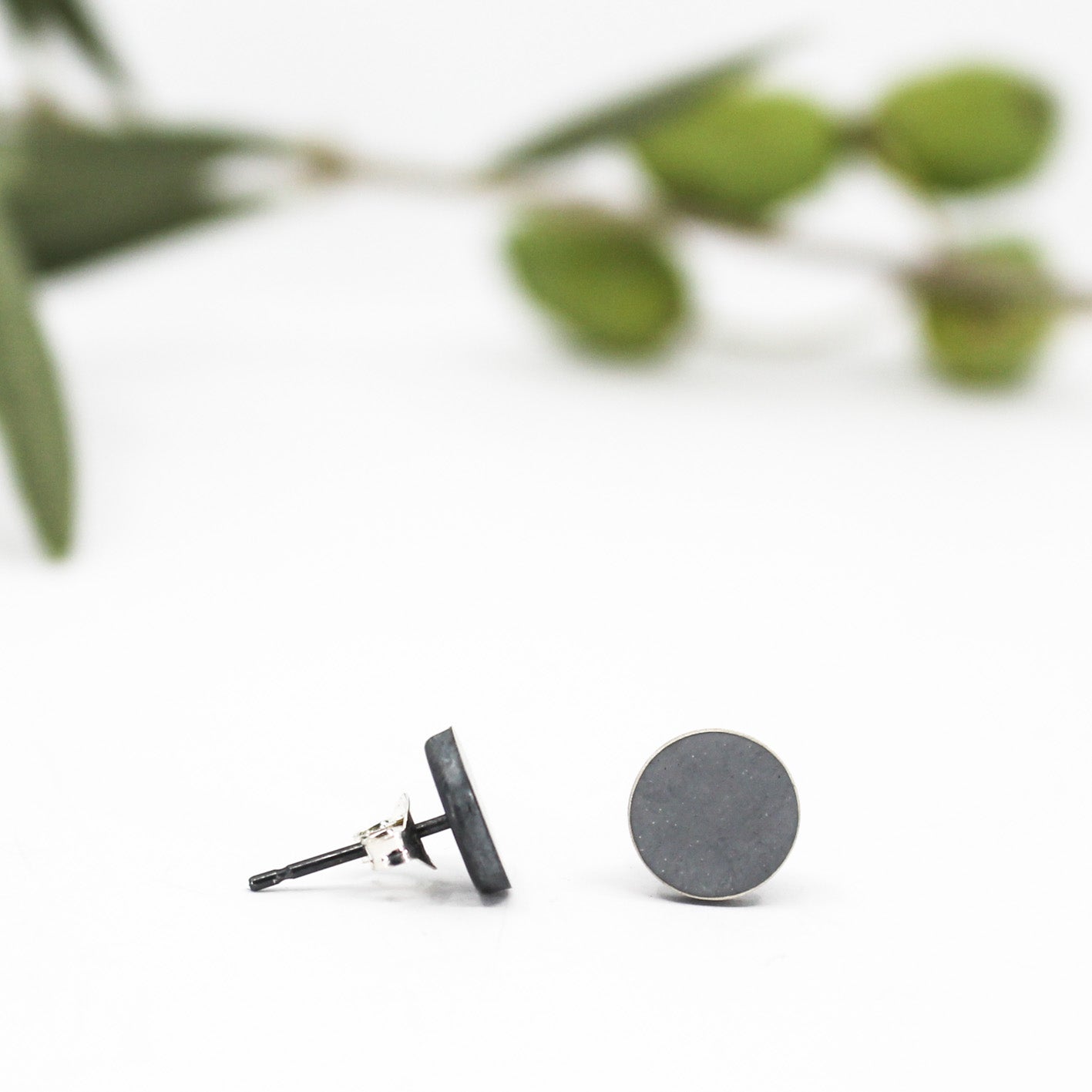 small grey round stud earrings in 925 sterling silver • filled with resin