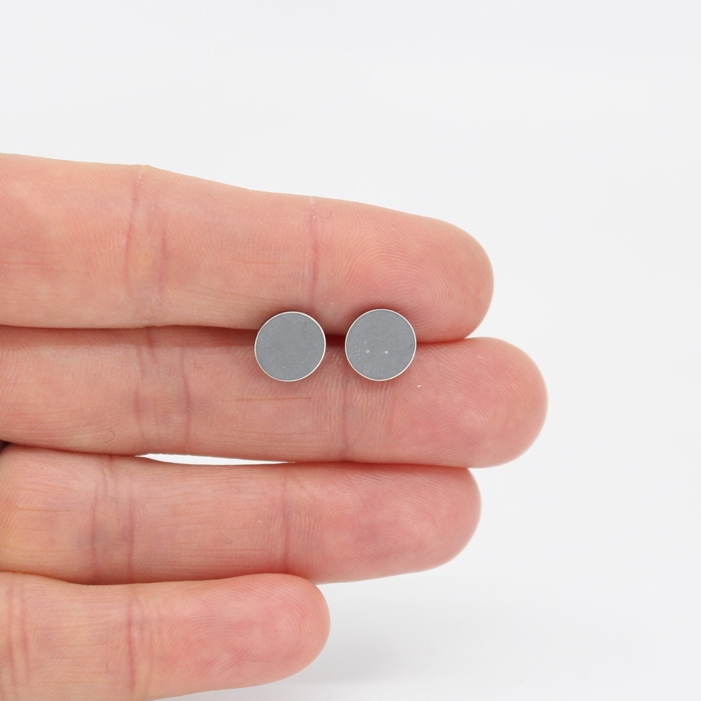 small grey round stud earrings in 925 sterling silver • filled with resin